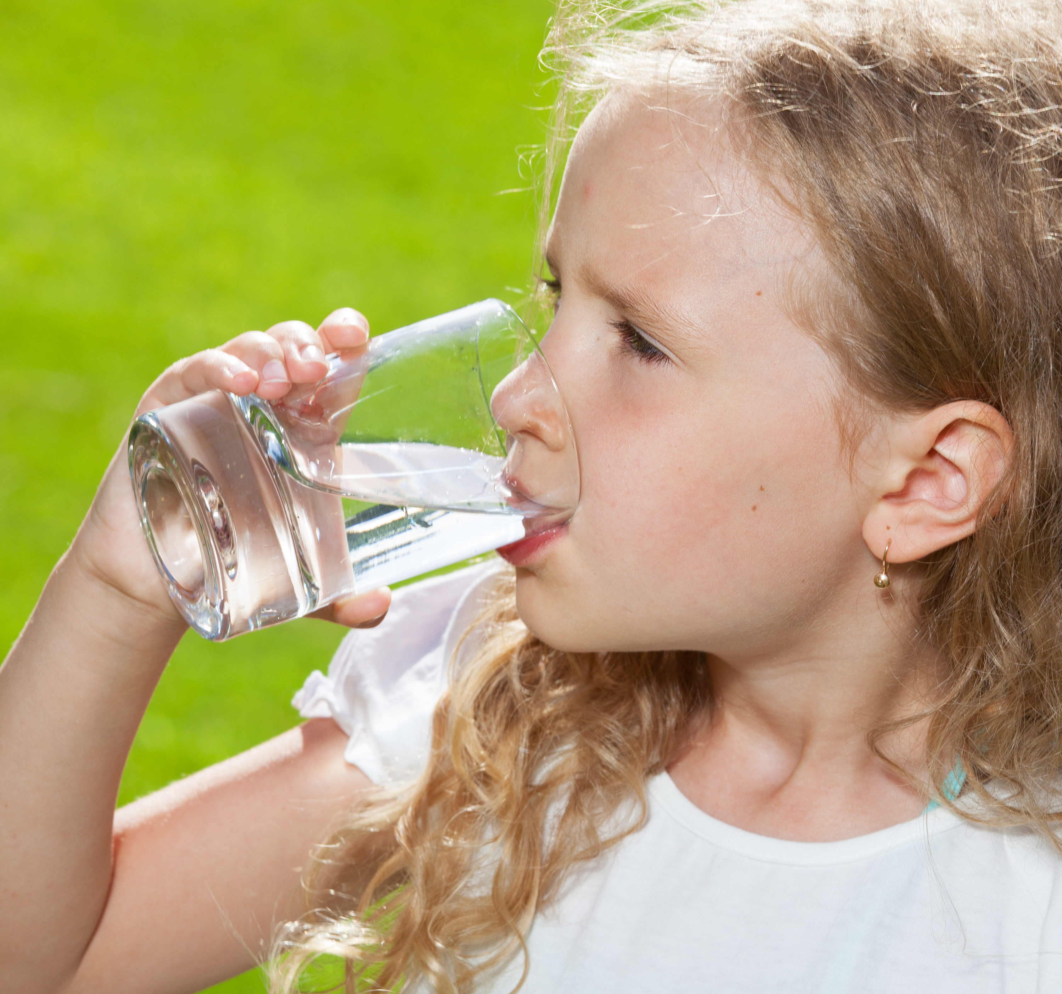 Включи девочка воды. Девочка пьет воду. Ребенок пьет воду. Ребенок пьет воду из стакана. Питьевой режим для детей.