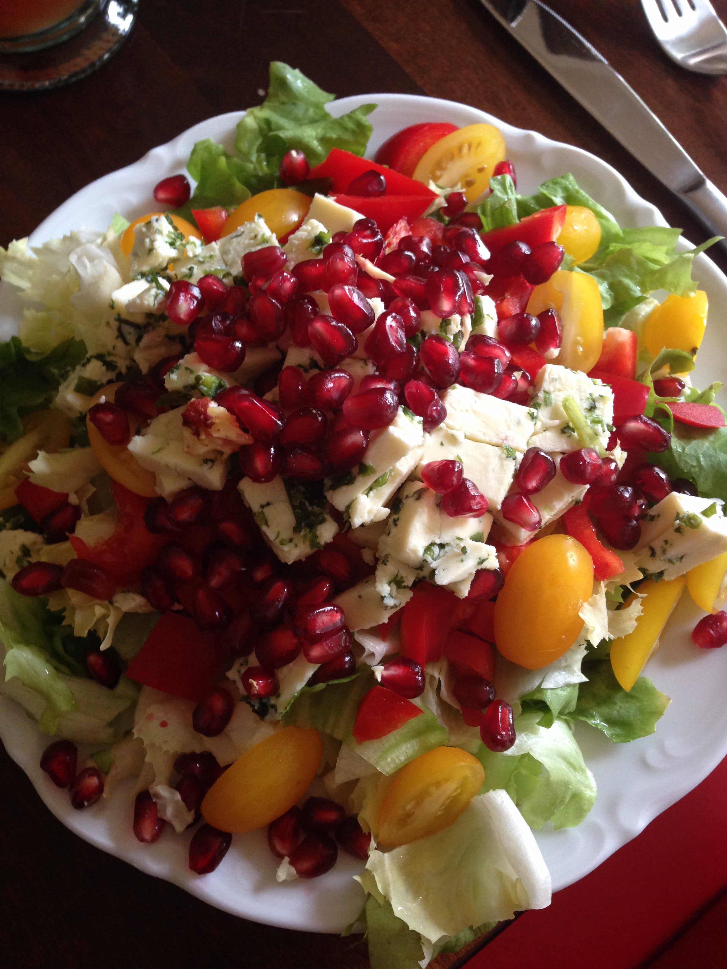Salat mit Granatapfel, Käse und gelben Tomaten - Blood Sugar Lounge