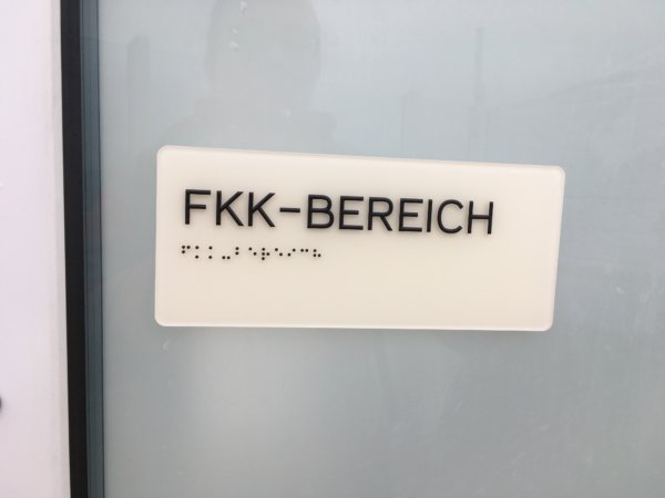 Nicht nur der FKK-Bereich, auch andere wichtige Orte sind mit Braille-Schrift gekennzeichnet.