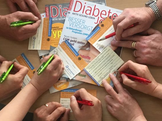 Organspendeausweise auf Diabetes-Journal liegend werden ausgefüllt
