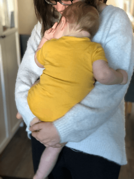 Sharon mit Baby auf dem Arm