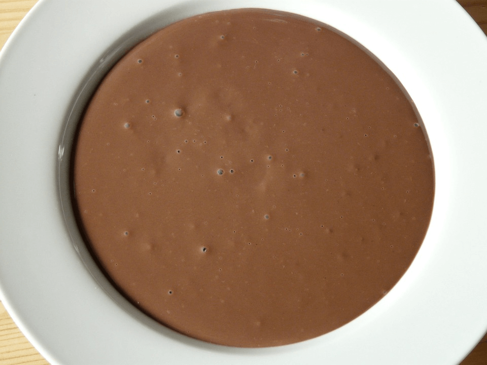 Ein Teller Schokoladenpudding